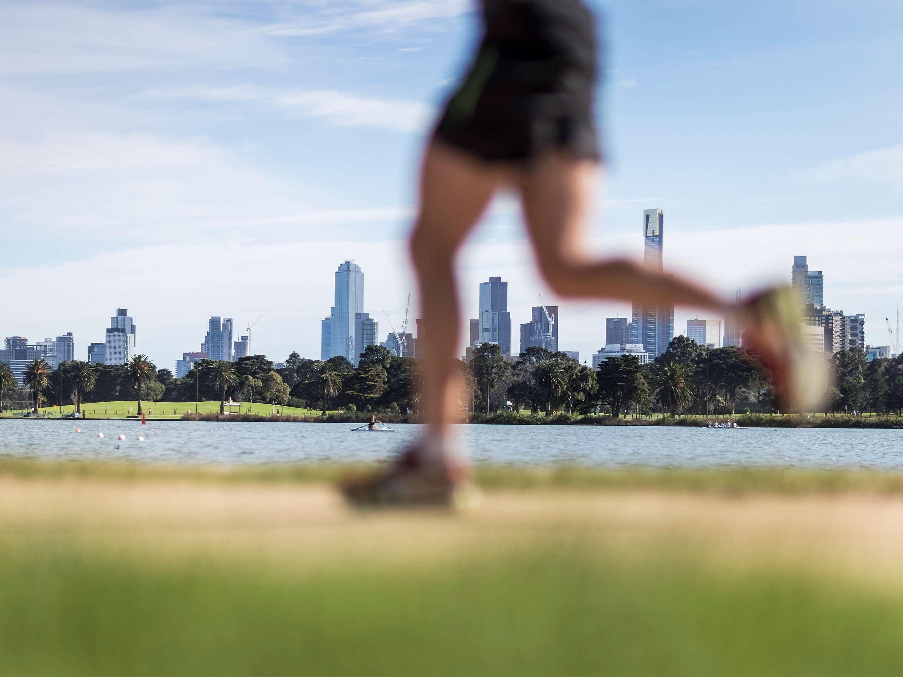墨尔本阿尔伯特公园铂尔曼酒店 外观 照片 A jogger at Albert Park