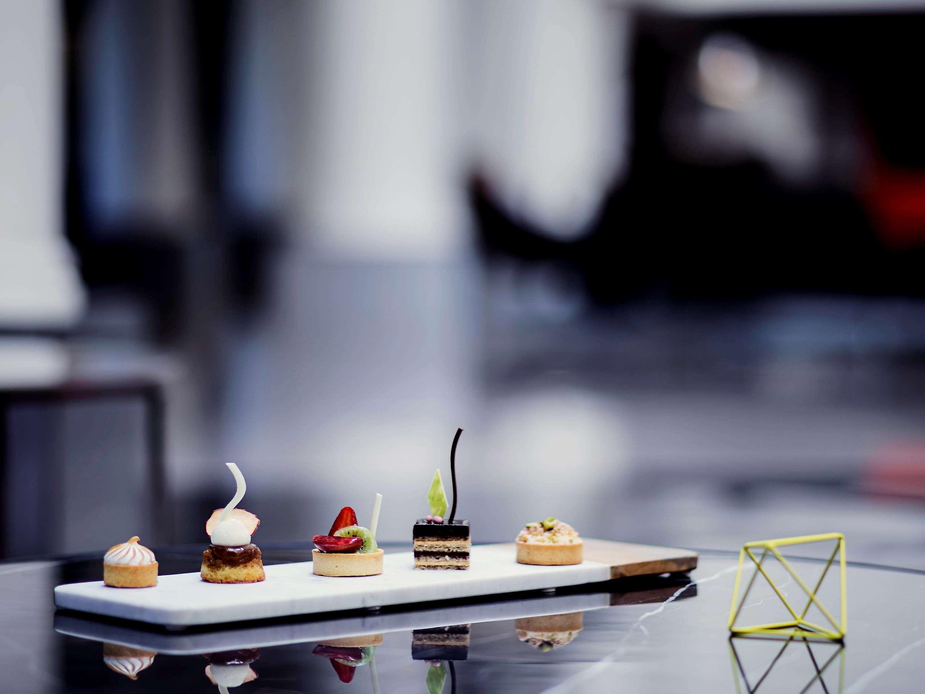 墨尔本阿尔伯特公园铂尔曼酒店 外观 照片 A selection of desserts