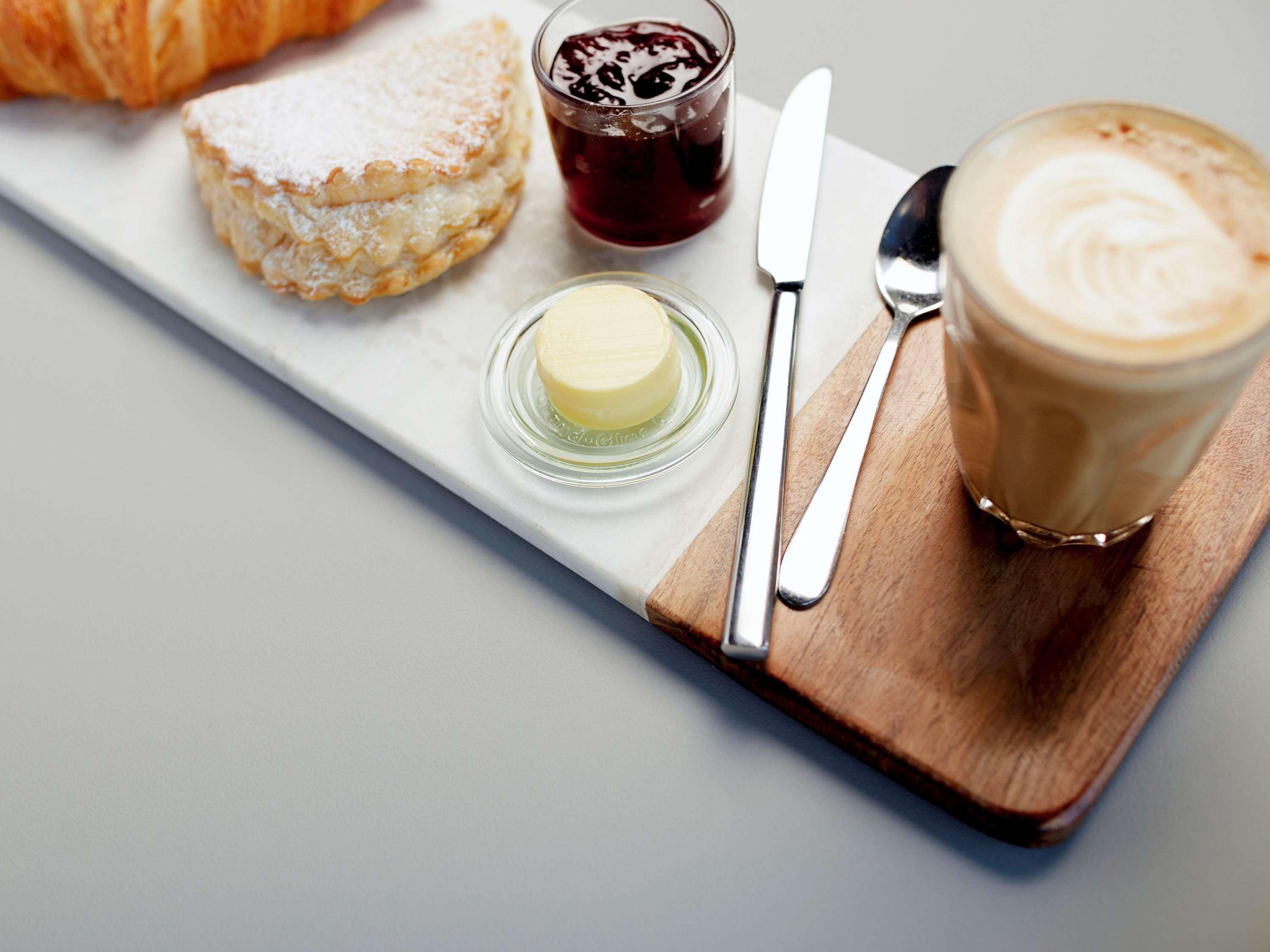 墨尔本阿尔伯特公园铂尔曼酒店 外观 照片 A typical breakfast in the Netherlands