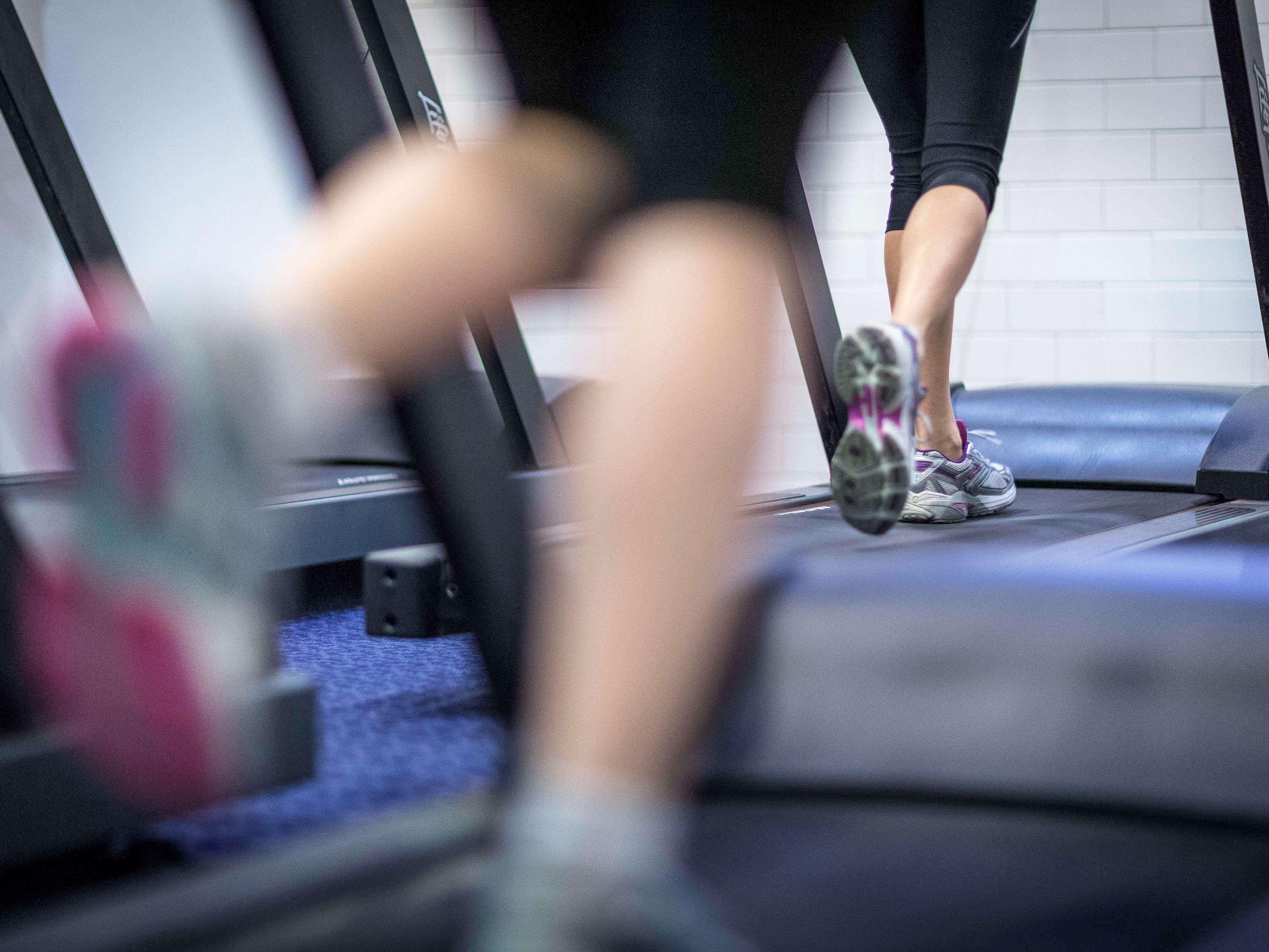 墨尔本阿尔伯特公园铂尔曼酒店 外观 照片 A treadmill in use