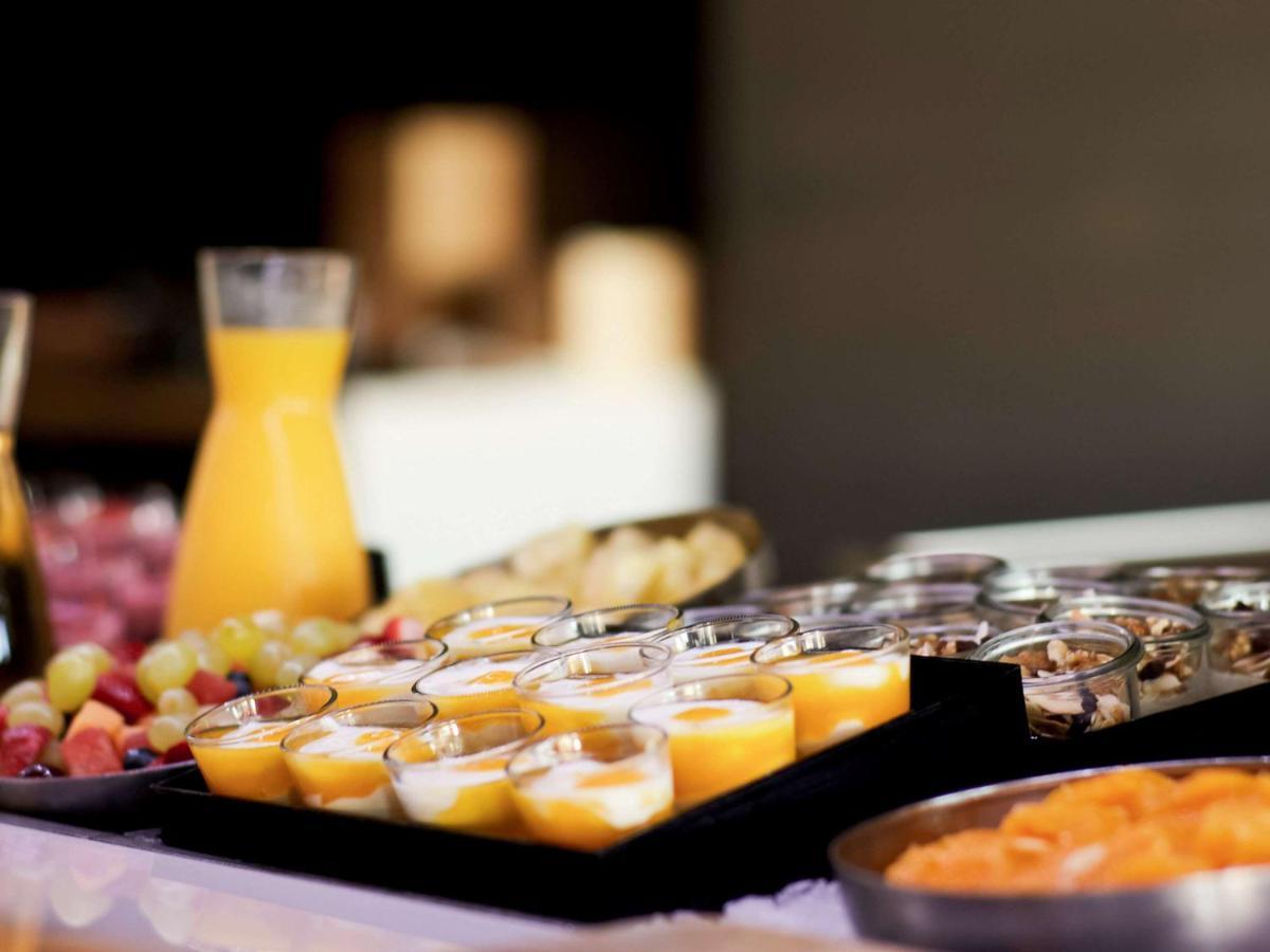 墨尔本阿尔伯特公园铂尔曼酒店 外观 照片 A buffet of orange juice