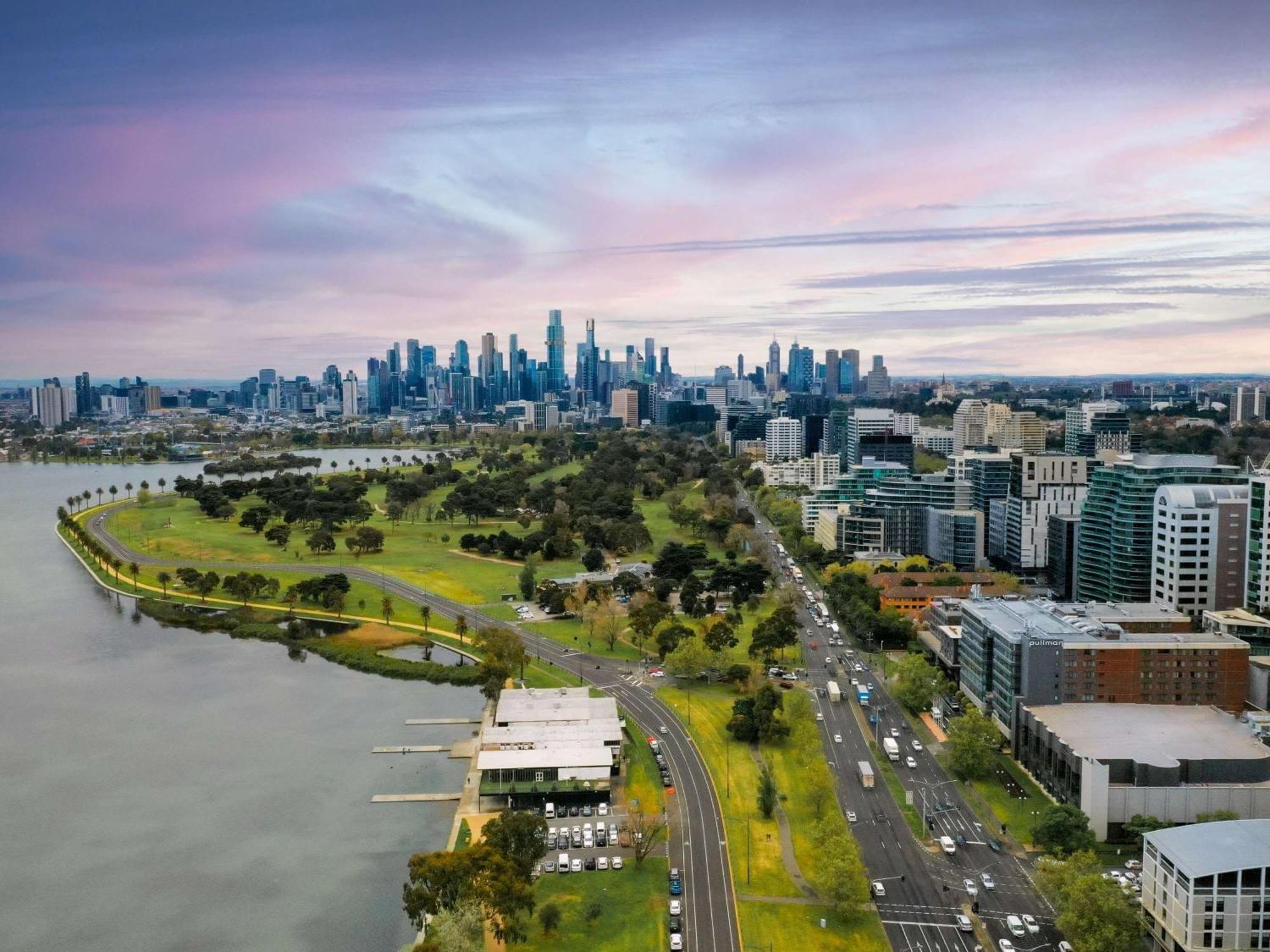 墨尔本阿尔伯特公园铂尔曼酒店 外观 照片 Aerial view of the Albert Park Lake