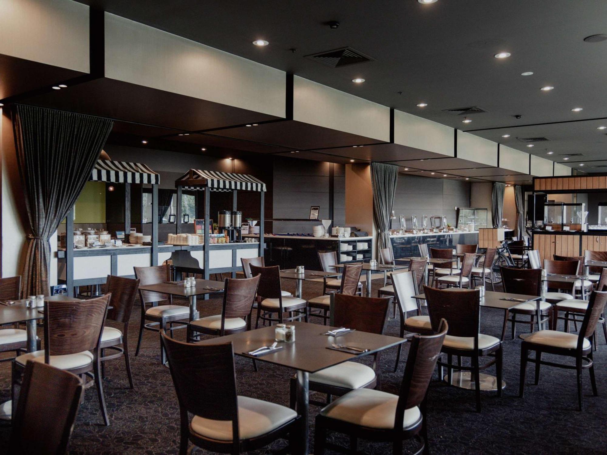 墨尔本阿尔伯特公园铂尔曼酒店 外观 照片 The interior of the restaurant