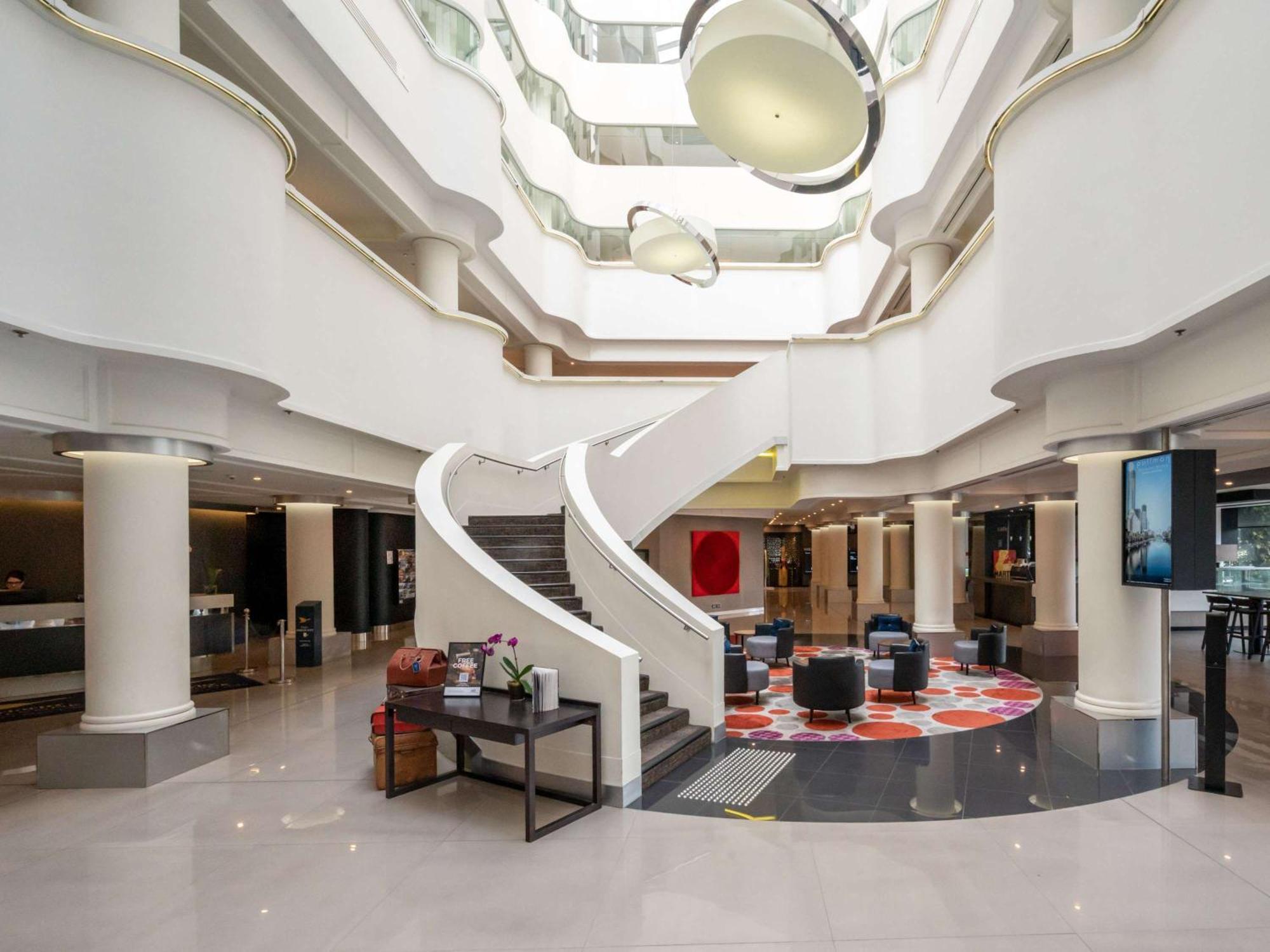 墨尔本阿尔伯特公园铂尔曼酒店 外观 照片 The lobby of the hotel