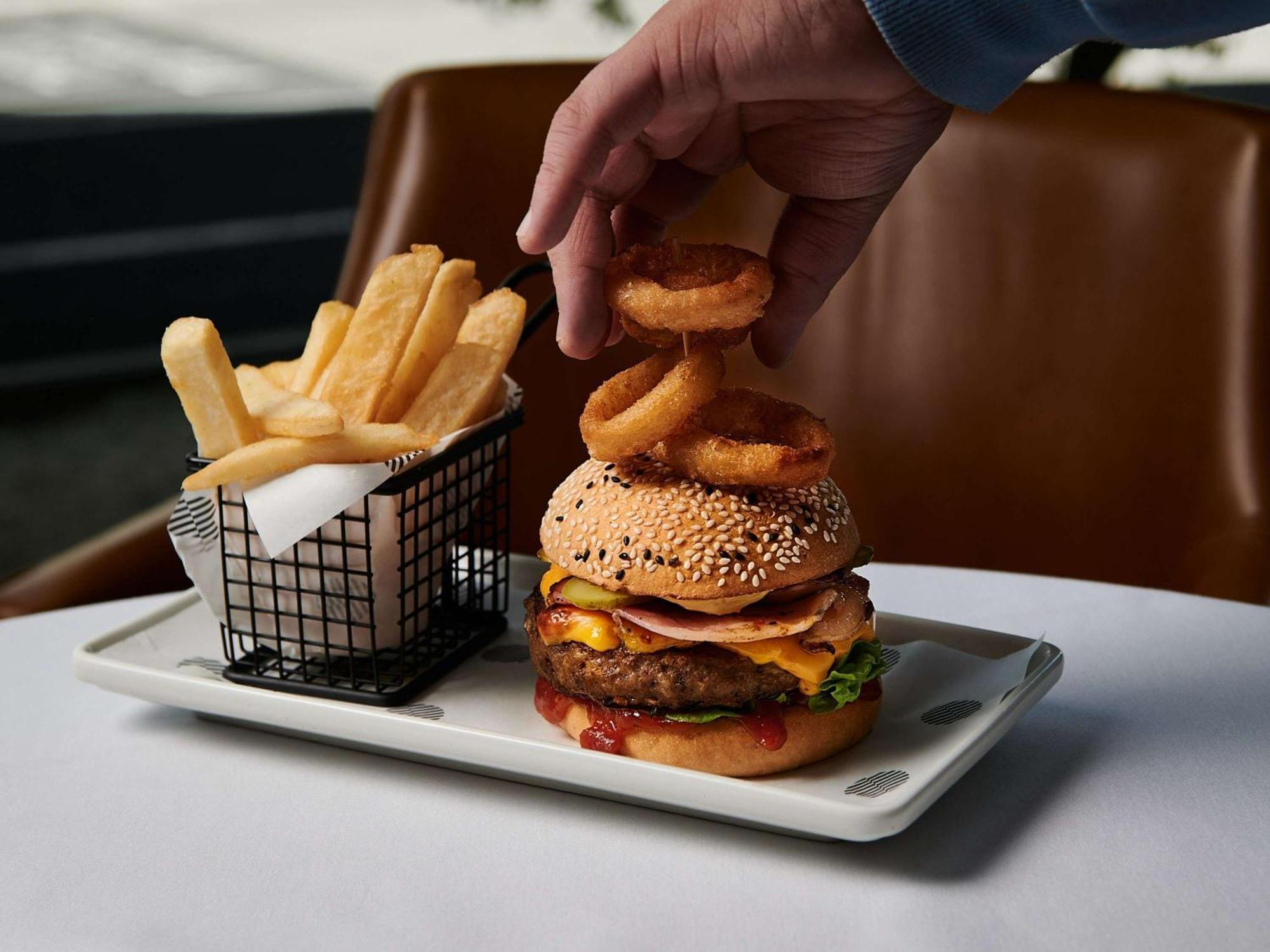 墨尔本阿尔伯特公园铂尔曼酒店 外观 照片 A burger and chips at the restaurant
