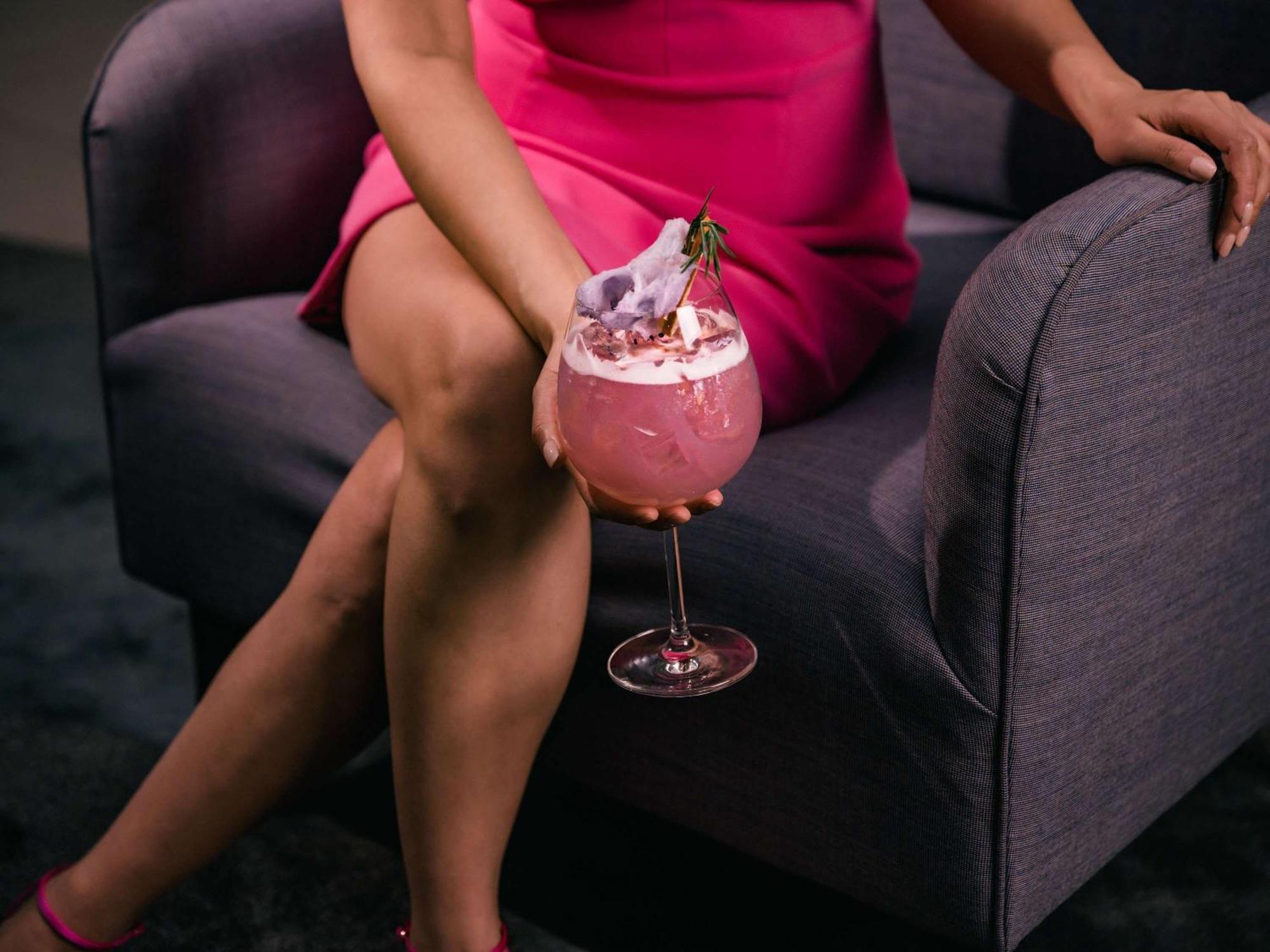 墨尔本阿尔伯特公园铂尔曼酒店 外观 照片 A woman holding a pink drink