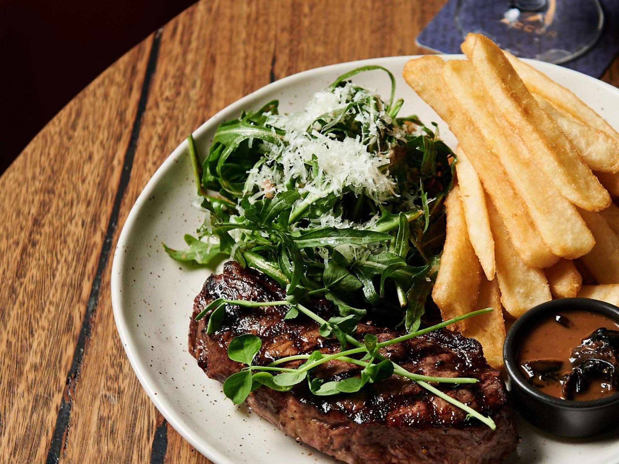 墨尔本阿尔伯特公园铂尔曼酒店 外观 照片 A steak and chips meal