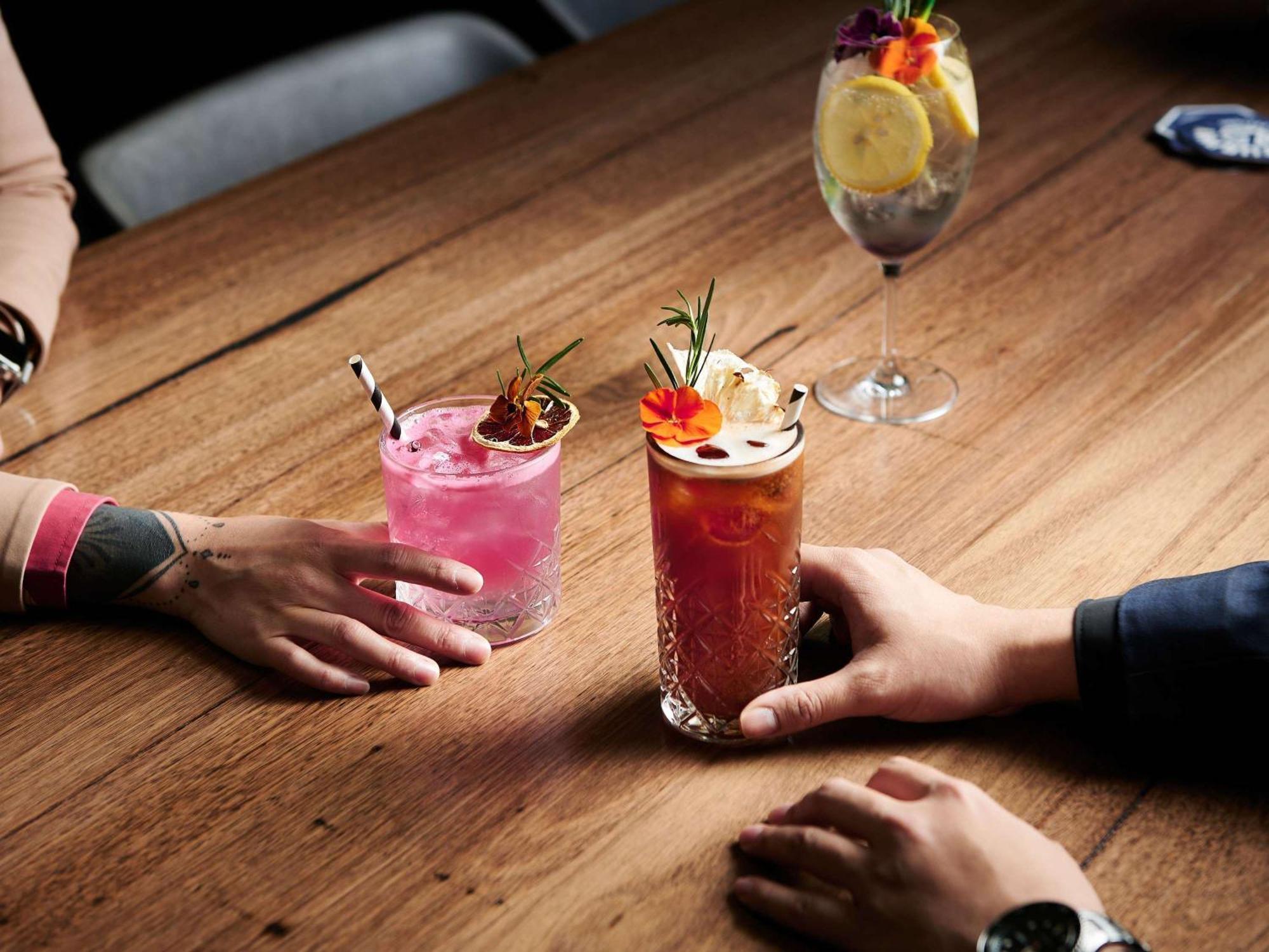 墨尔本阿尔伯特公园铂尔曼酒店 外观 照片 A couple of cocktails