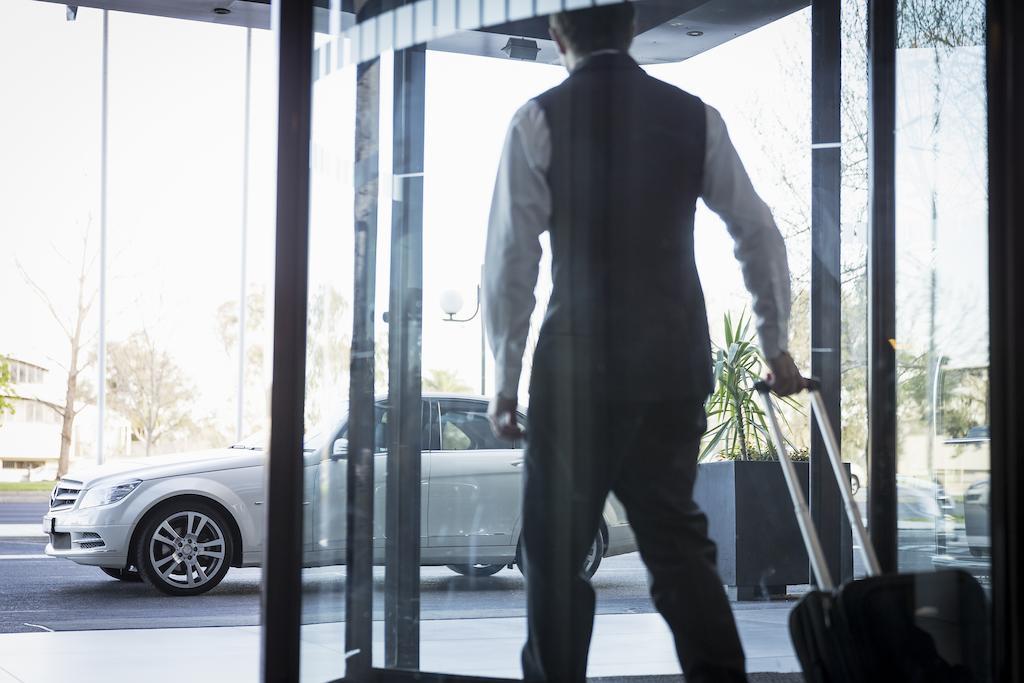 墨尔本阿尔伯特公园铂尔曼酒店 外观 照片 A doorman opening a revolving door