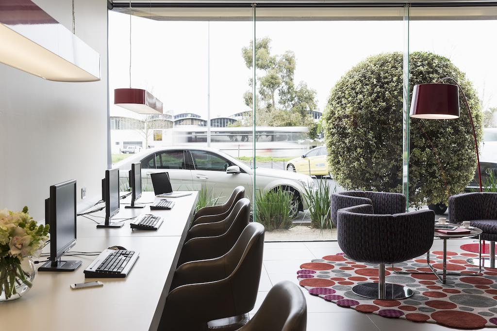 墨尔本阿尔伯特公园铂尔曼酒店 外观 照片 The interior of the Qantas Lounge at Perth Airport